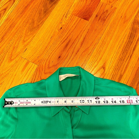 Striking shiny green viscose shirt top shirt blouse Dubai Mall brand. Size XS - Picture 9 of 13